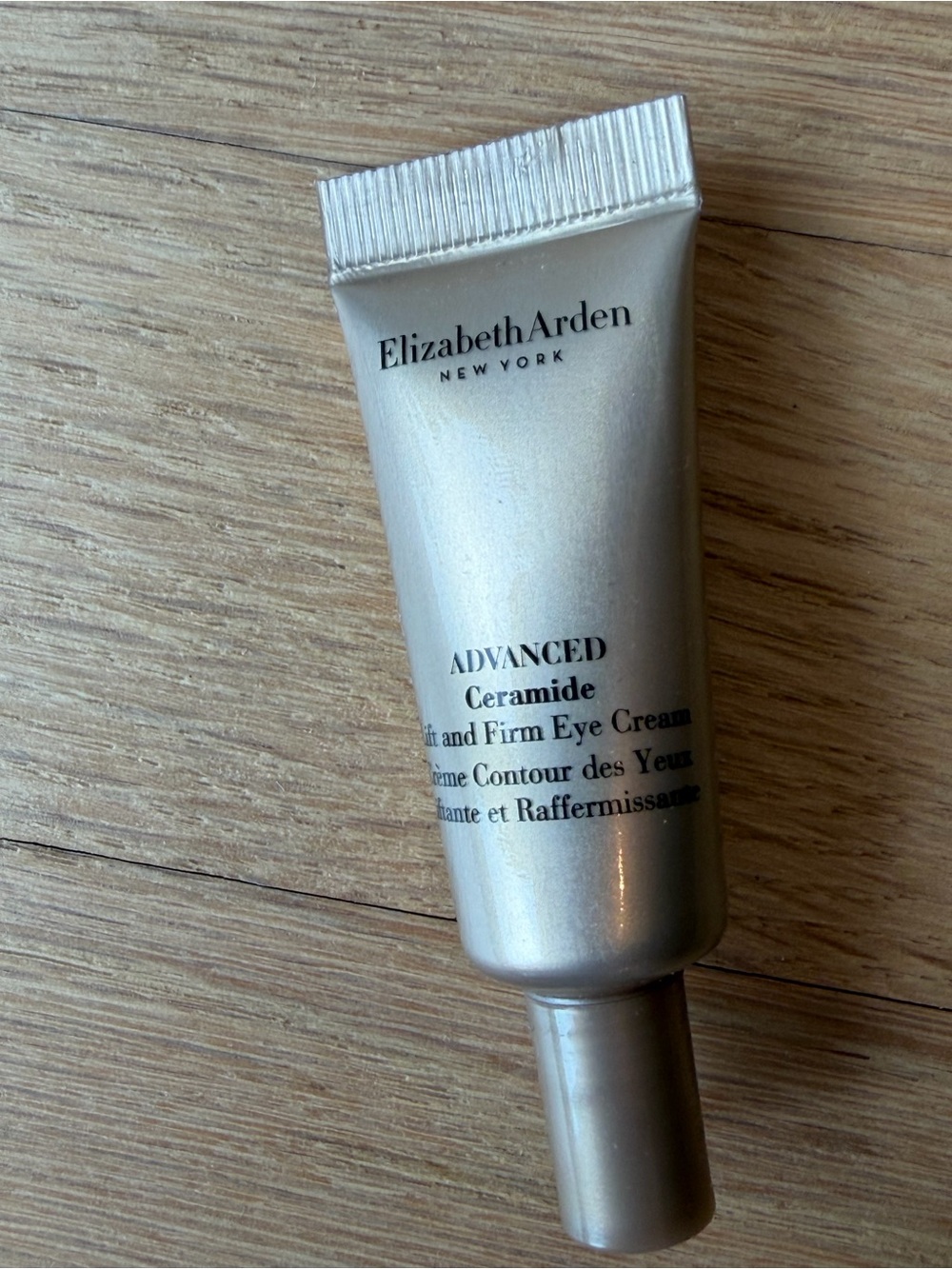 Elizabeth Arden Bag with Eight Hour Cream Lip Protectant SPF 15 Plus Mote - Picture 5 of 6